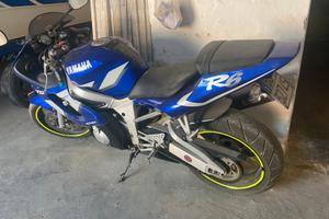 Moto Yamaha modello YZF R6 del 2001