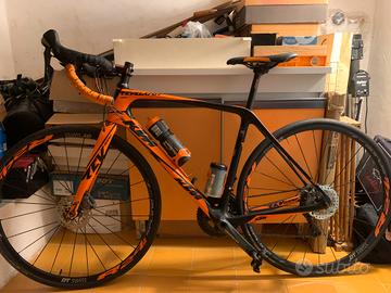 Bici da corsa KTM monoscocca in carbonio