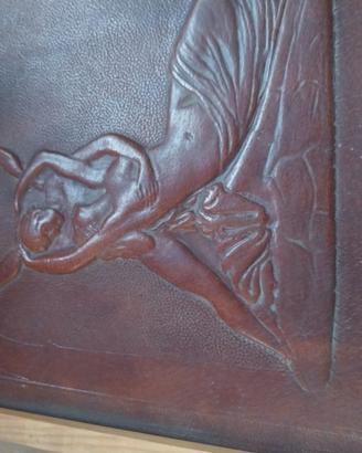 Basorilievo in pelle sbalzato con cornice in legno