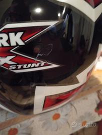 casco moto usato ma tenuto bene a un piccolo segno