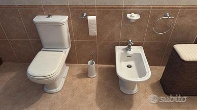 Water e bidet a terra in ceramica bianca
