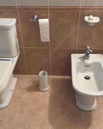 Water e bidet a terra in ceramica bianca