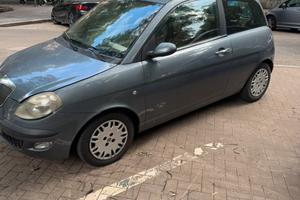 Auto lancia y