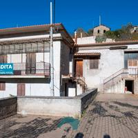 Villa bifamiliare ampia metratura con giardino