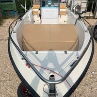 Barca con motore 40 hp e carrello
