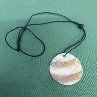 Collana con ciondolo in madreperla