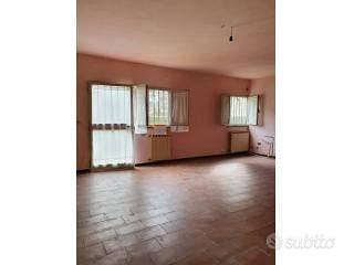 Immobile di 310 m² con 3 locali a Capannori