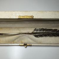 Pennino d’argento a forma di piuma