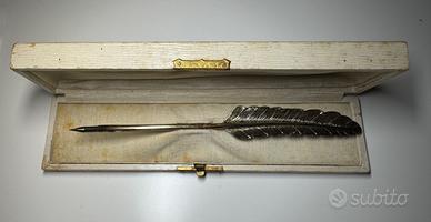 Pennino d’argento a forma di piuma