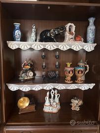 Collezione di oggetti decorativi e da collezione