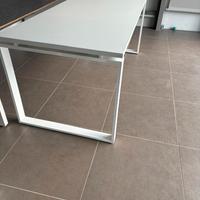 Scrivania in legno laccato con gambe in alluminio