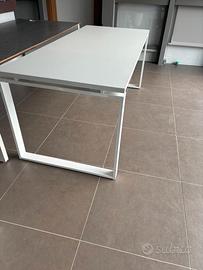 Scrivania in legno laccato con gambe in alluminio