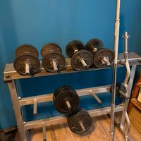 Rastrelliera + set dischi, manubri e bilancieri