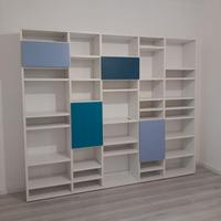Libreria bianca con ante colorate.