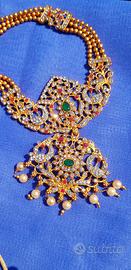 Collana indiana placcato oro con gemme.