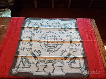 Foulard carré Hermes Paris.