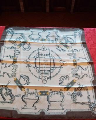 Foulard carré Hermes Paris.