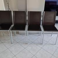 Quattro sedie in Metallo rivestite in cuoio.