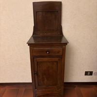 Mobiletto in legno con anta e cassetto