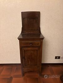 Mobiletto in legno con anta e cassetto