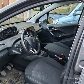 Peugeot 208 1,2 benzina