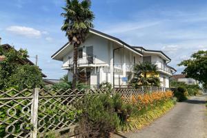 VILLA BIFAMIGLIARE CON GIARDINO PRIVATO E INDIPEND