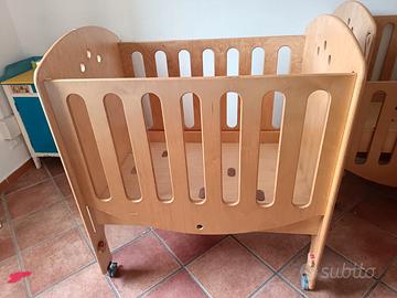 Lettino legno con sbarre e ruote asilo nido