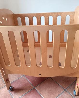 Lettino legno con sbarre e ruote asilo nido