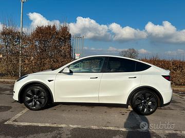 Tesla model Y 2024