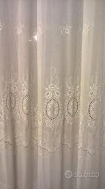 Tende a decori traforati + mantovana in legno