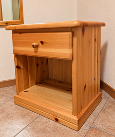 Comodino in legno stile alpino con cassetto