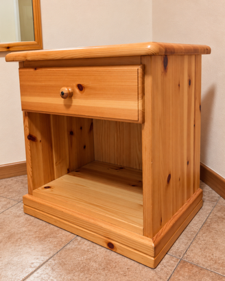 Comodino in legno stile alpino con cassetto