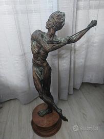 statua in bronzo con mobiletto in legno