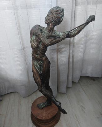 statua in bronzo con mobiletto in legno