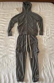 Completo tuta grigio con cappuccio