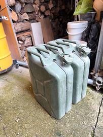 2 TANICHE IN METALLO DA 20 LT. L'UNA