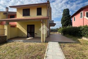 VILLA A SCHIERA D'ANGOLO A CIVITA CASTELLANA