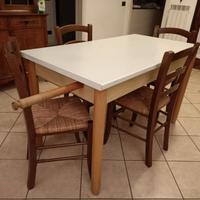 Tavolo cucina con tagliere e mattarello