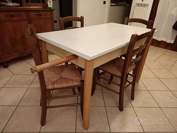 Tavolo cucina con tagliere e mattarello