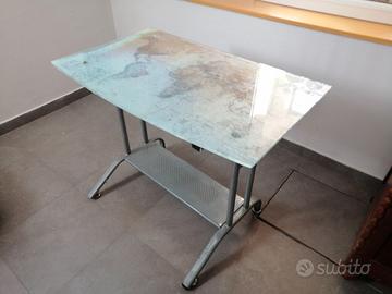 Tavolo con piana in vetro e cartina geografica.