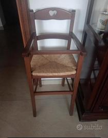 Seggiolone in legno per bambini