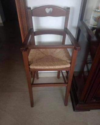 Seggiolone in legno per bambini