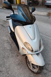 moto scooter 125 tenuto bene 