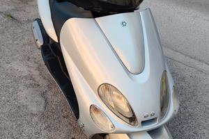 moto scooter 125 tenuto bene 