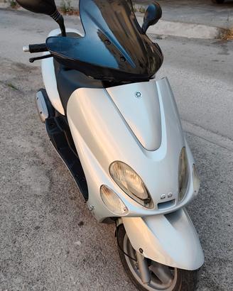 moto scooter 125 tenuto bene 