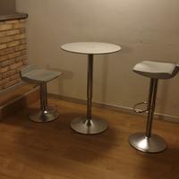 Tavolino con sgabelli 