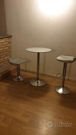 Tavolino con sgabelli 