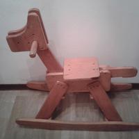 Cavallo a dondolo in legno massiccio