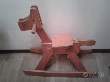 Cavallo a dondolo in legno massiccio