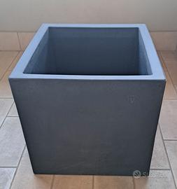 VASO CUBO ANTRACITE IN RESINA 45X45X45 CM